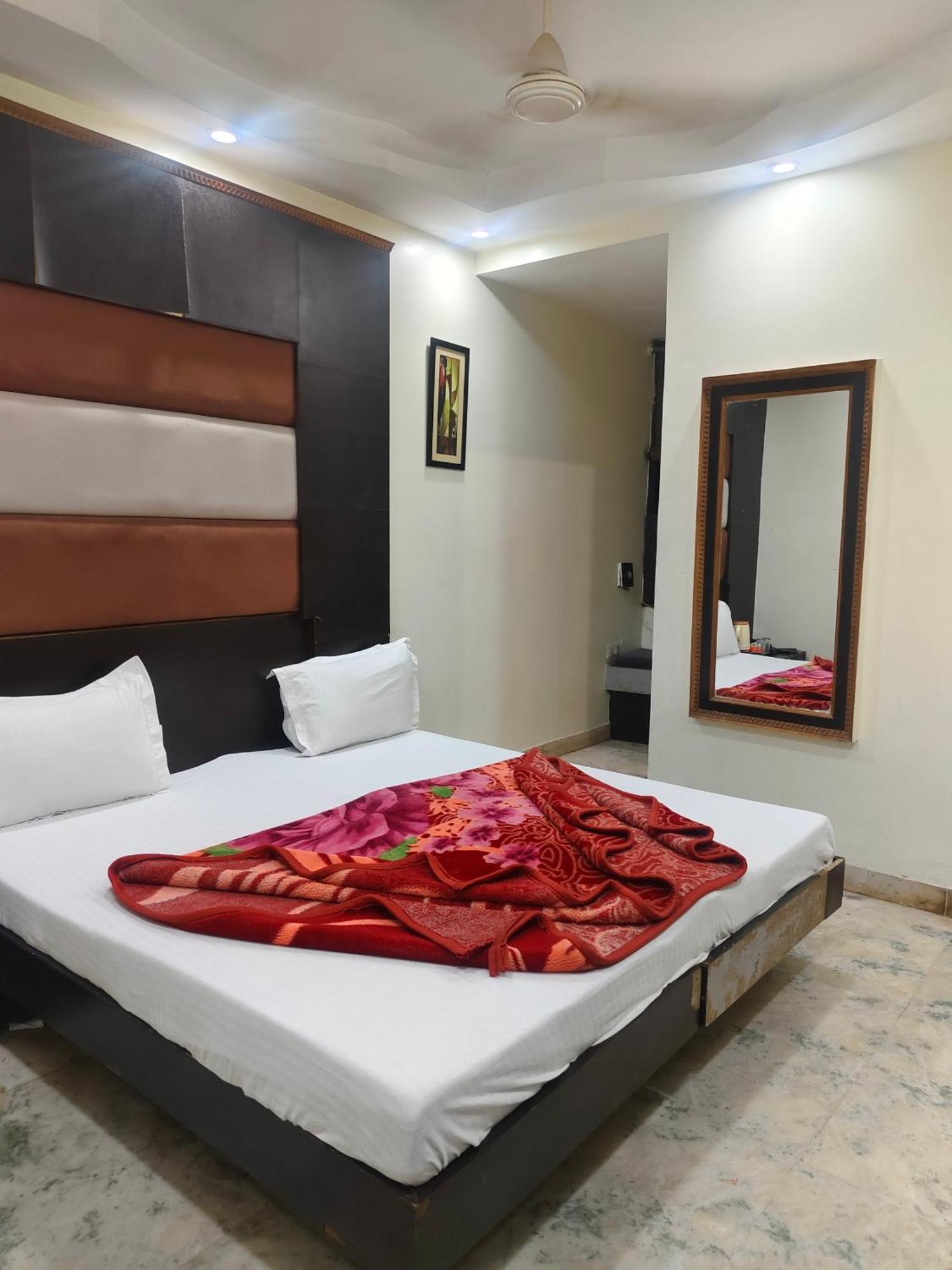 Family Spot Hotel New Delhi Ngoại thất bức ảnh